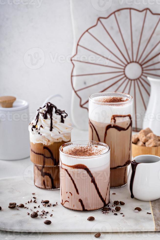 moca latte macchiato e ghiacciato frappé, rinfrescante e dolce caffè bevande foto