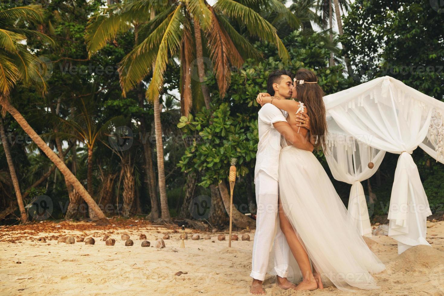 bellissimo sposato coppia è festeggiare loro nozze su il spiaggia foto