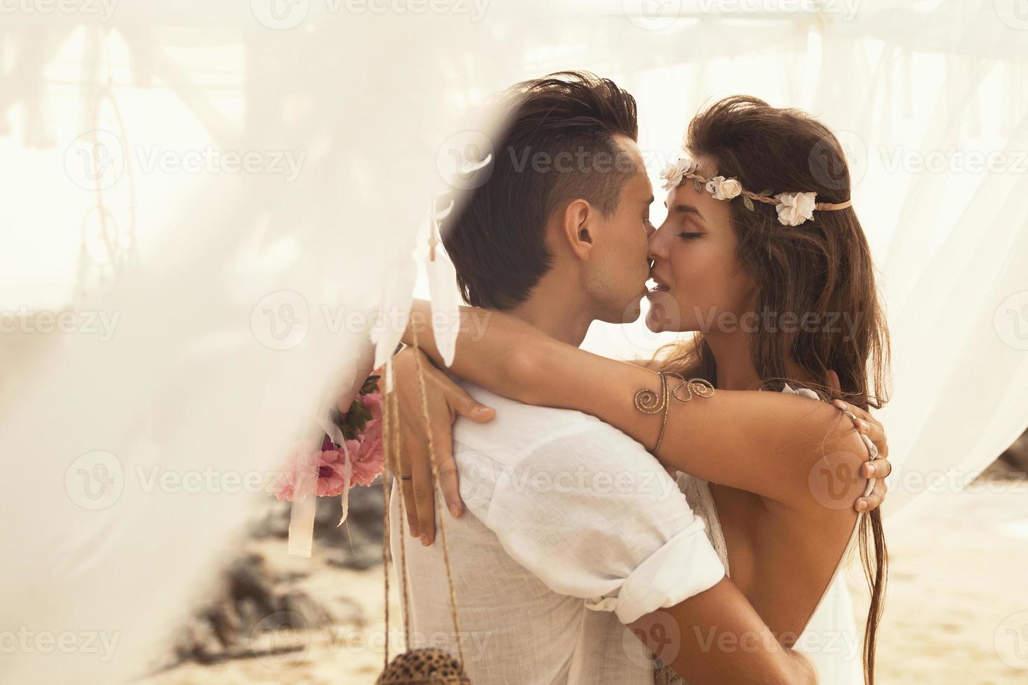 contento sposato coppia è festeggiare loro nozze su il spiaggia a tropicale isola foto