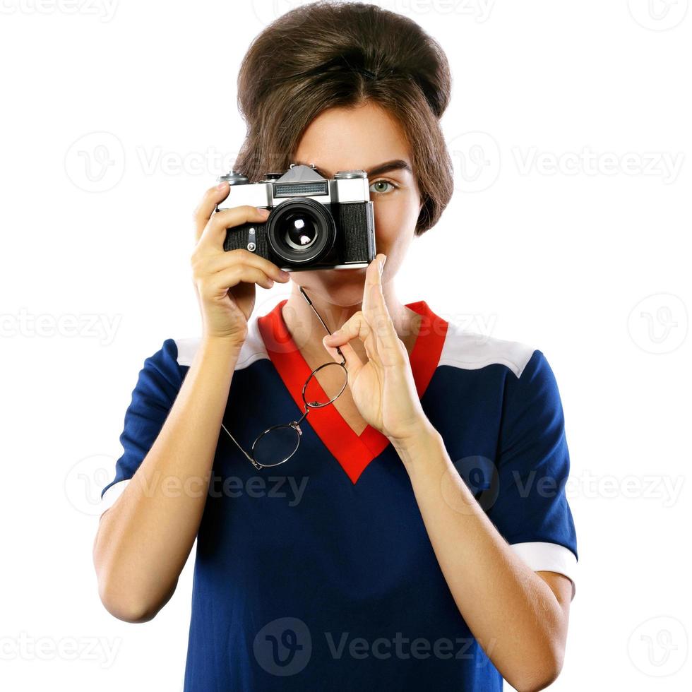 donna modello nel Vintage ▾ Guarda Tenere retrò telecamera nel sua mani foto