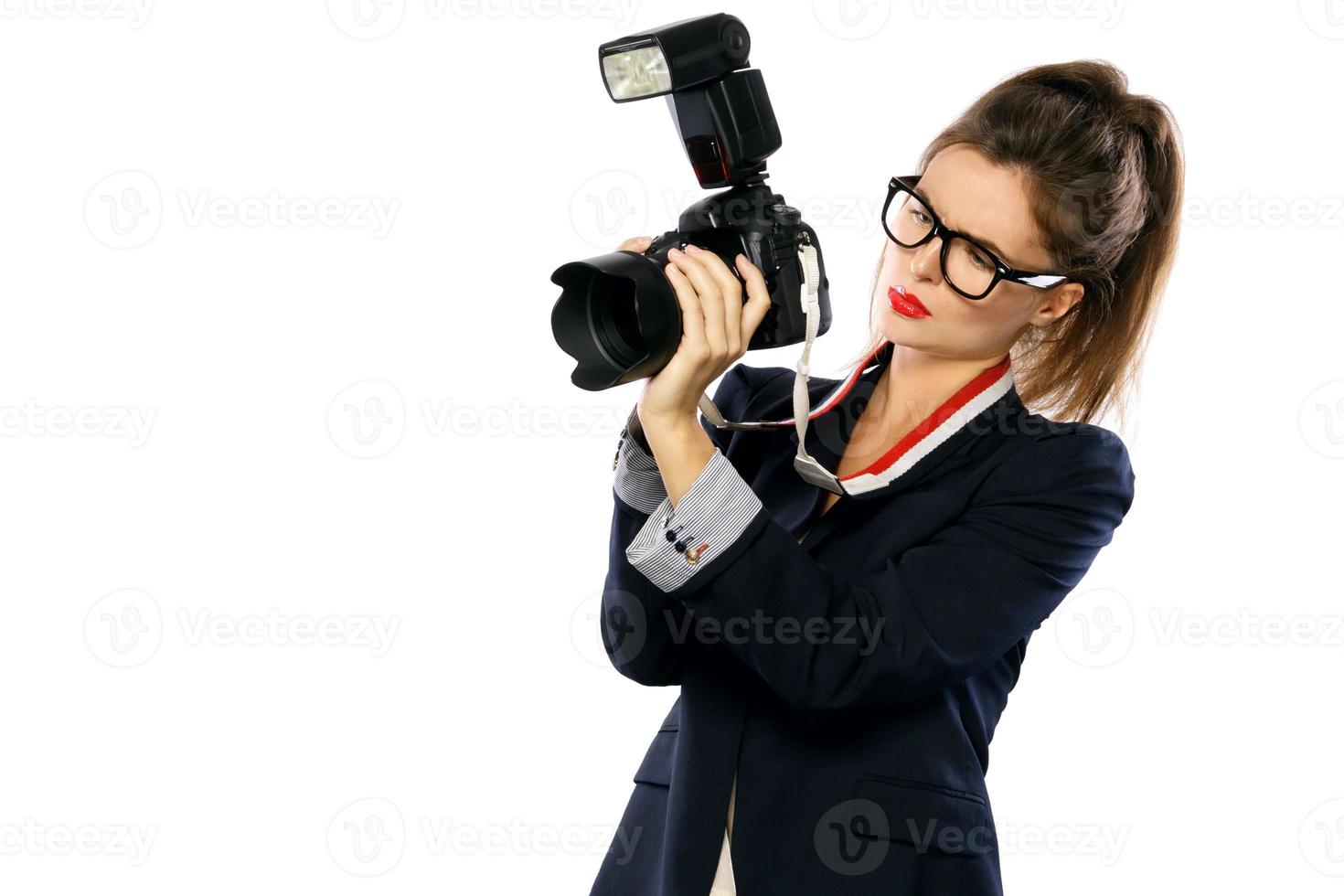 donna fotografo con un' dslr telecamera su bianca sfondo foto