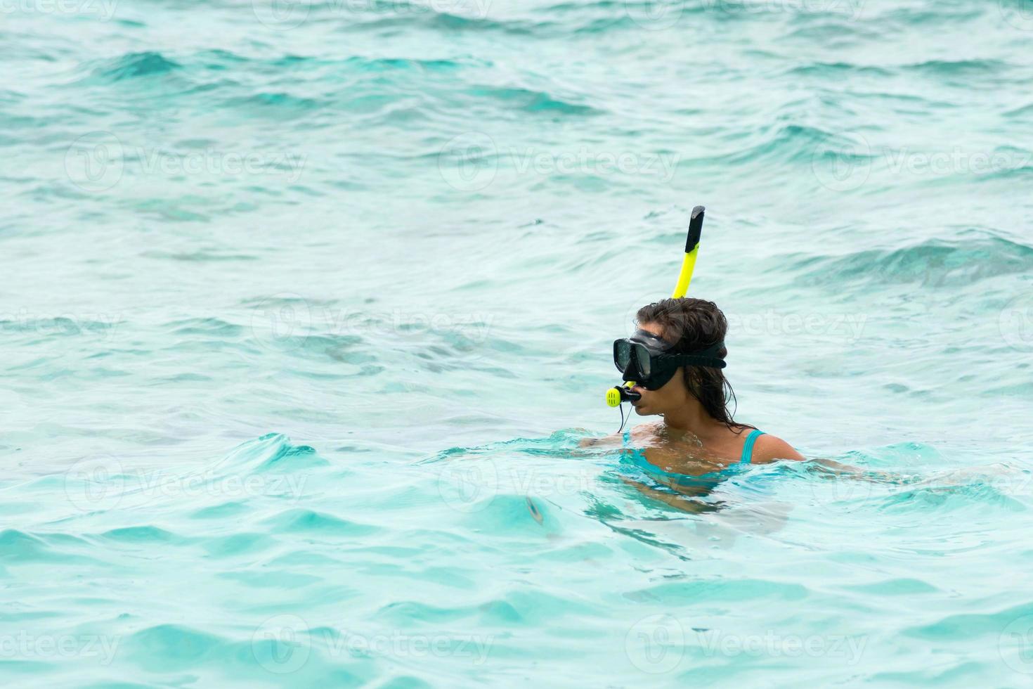 donna nel il mare durante lo snorkeling nel blu acqua foto