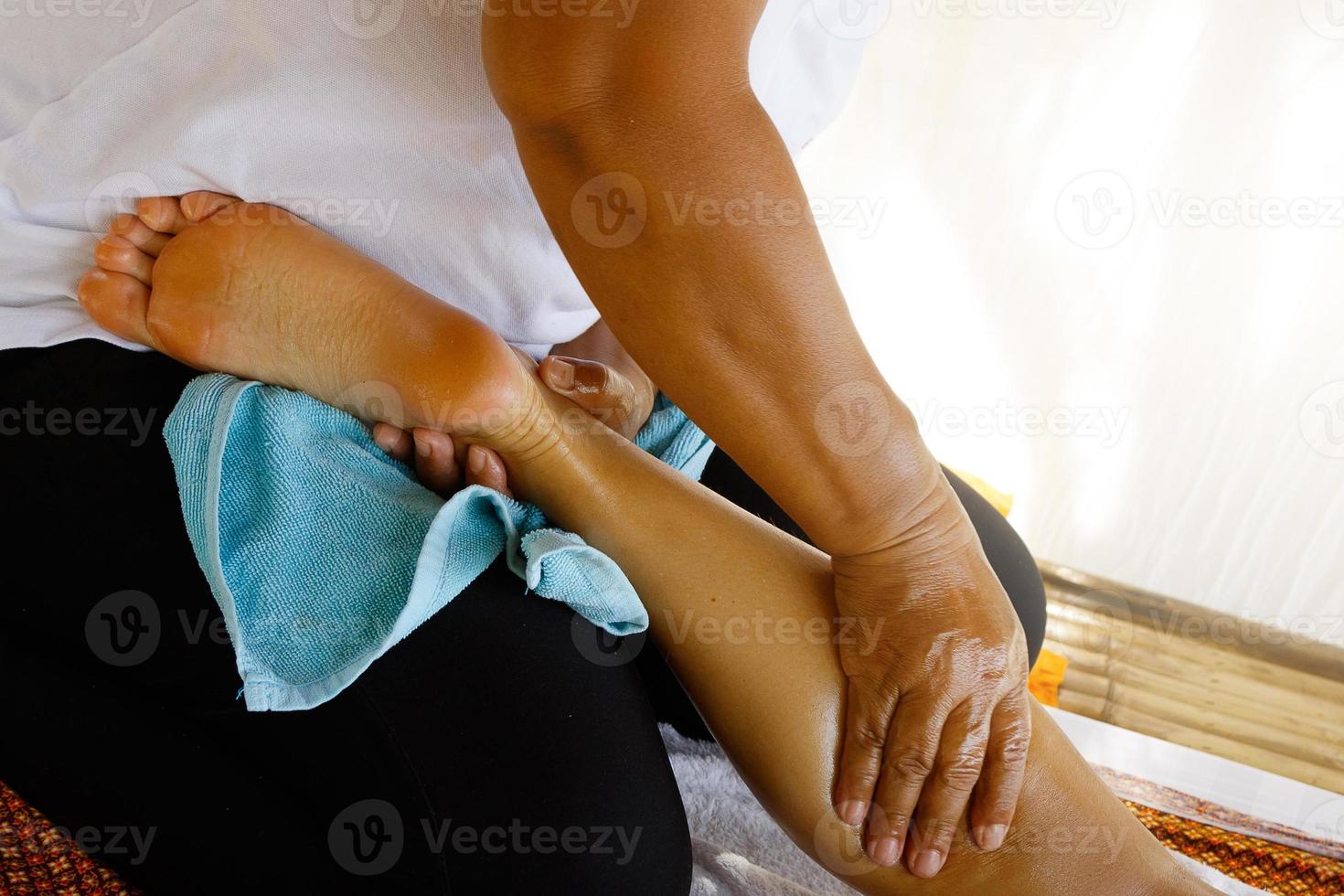 avvicinamento di femmina piedi durante tradizionale tailandese massaggio foto