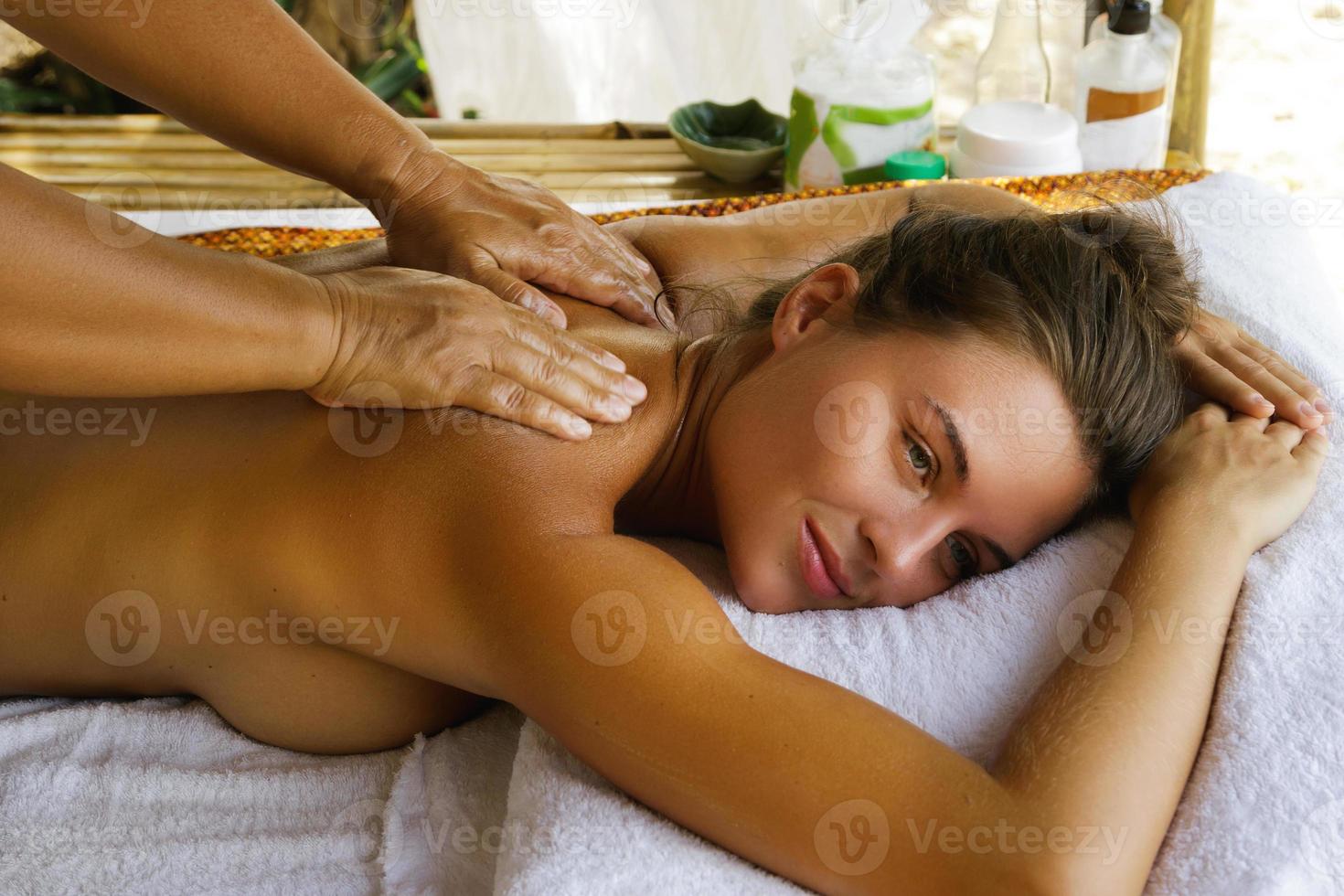 giovane caucasico donna durante tradizionale tailandese massaggio foto