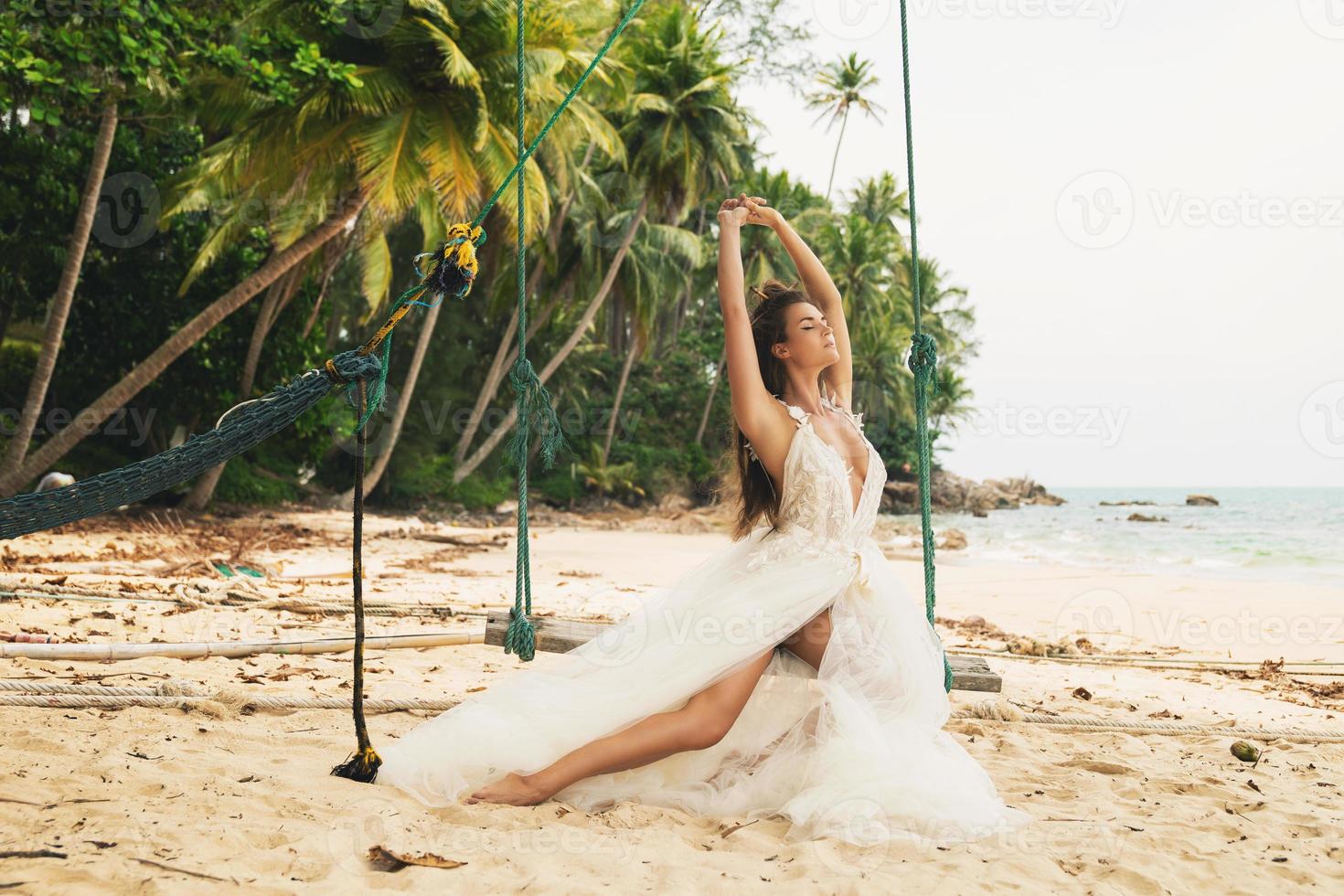 bellissimo sposa indossare nozze vestito su il tropicale spiaggia foto