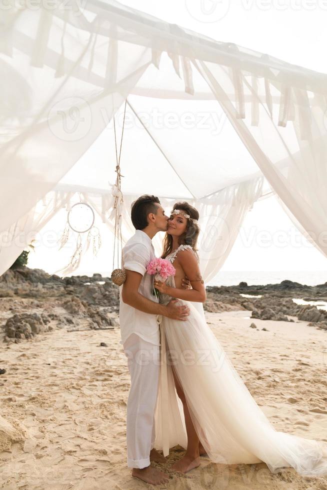 contento sposato coppia è festeggiare loro nozze su il spiaggia a tropicale isola foto