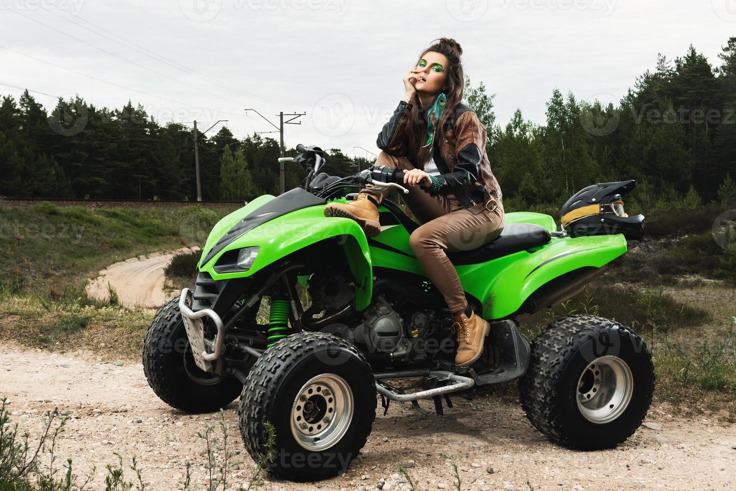 elegante e bellissimo donna e il atv foto