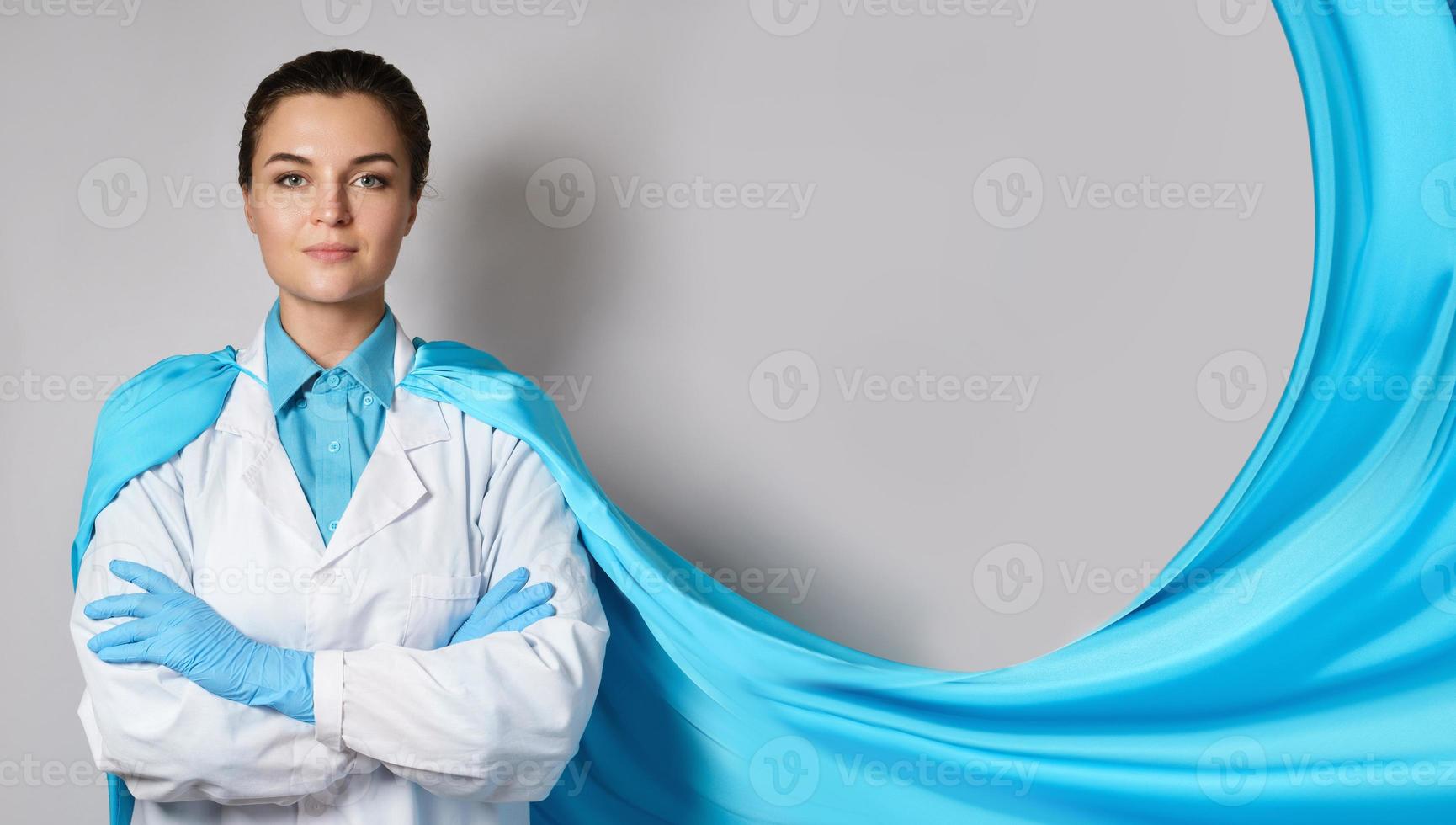 coraggioso femmina supereroe medico volontà porzione noi nel battaglia contro il virus foto