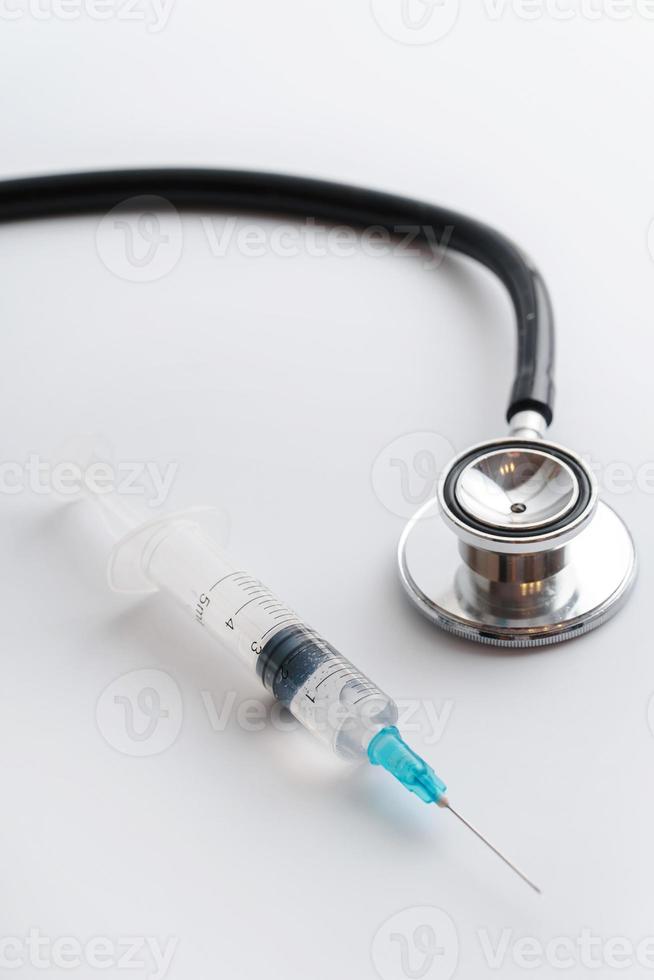 semplice stetoscopio e siringa preparato per iniezione foto