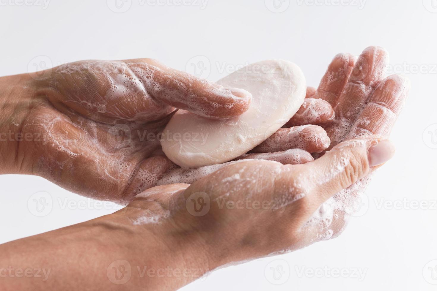 avvicinamento di femmina mani con un' sapone foto