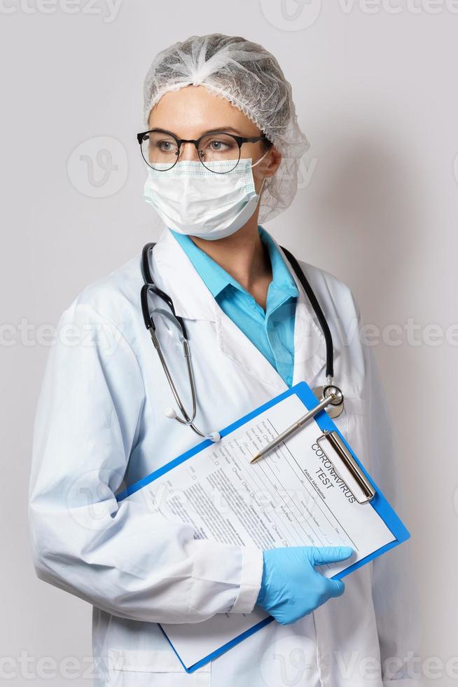 femmina medico Tenere cartella con un' coronavirus test modulo foto