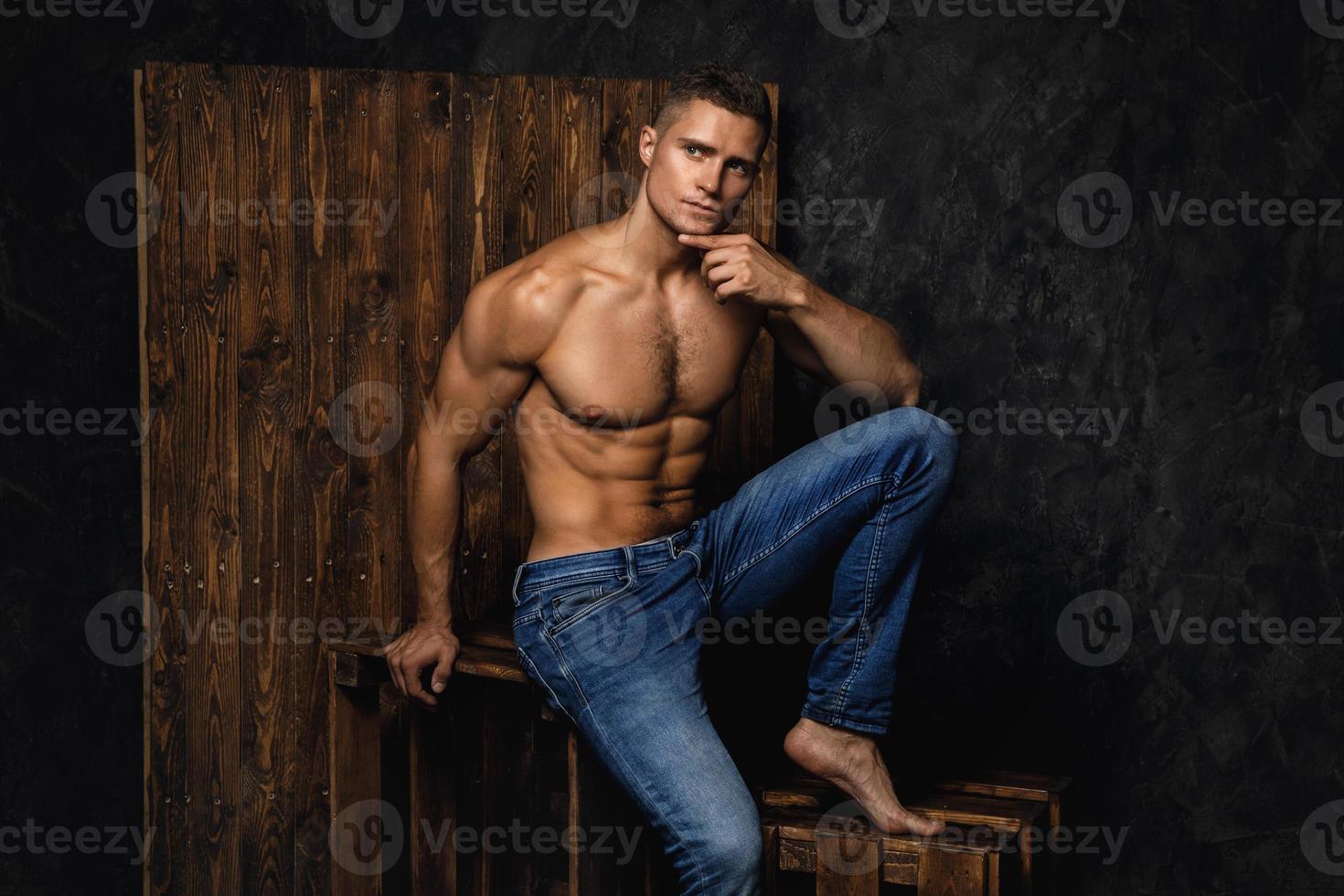 ritratto di bello muscolare e sexy uomo indossare jeans foto