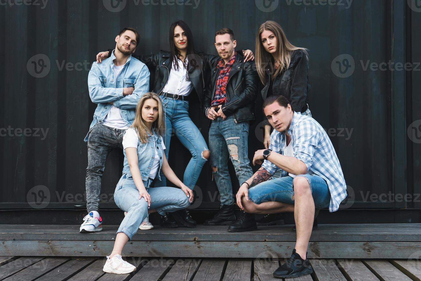 gruppo di giovane e elegante persone all'aperto. foto