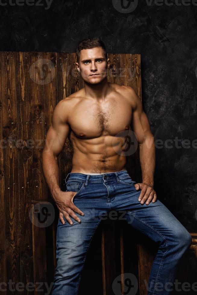 ritratto di bello muscolare e sexy uomo indossare jeans foto