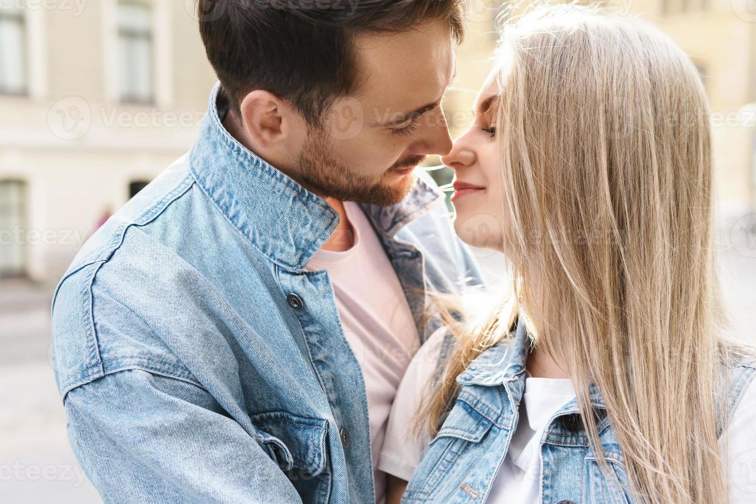 giovane sensuale e amorevole coppia durante un' Data all'aperto foto