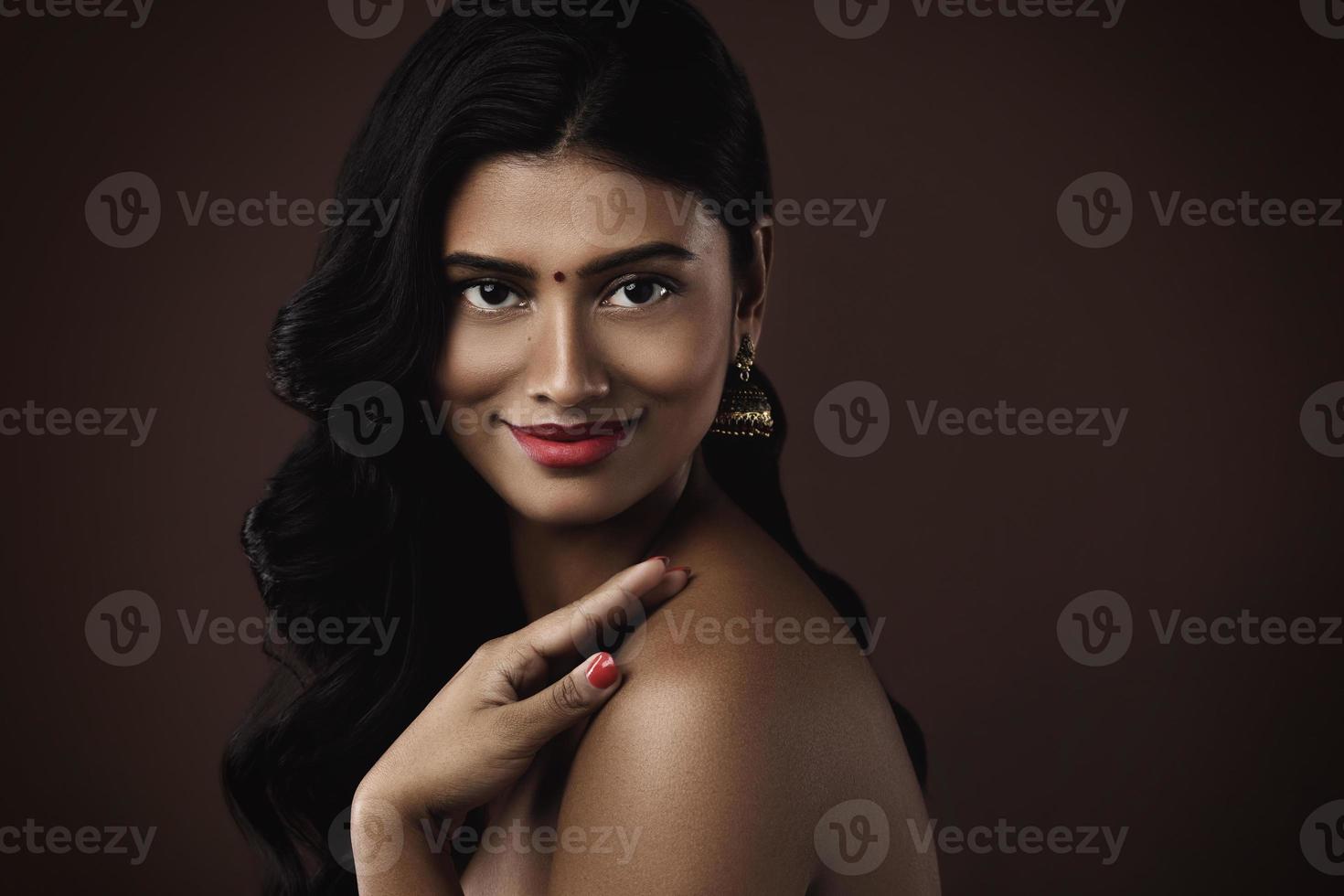 ritratto di indiano donna con bellissimo trucco e acconciatura foto