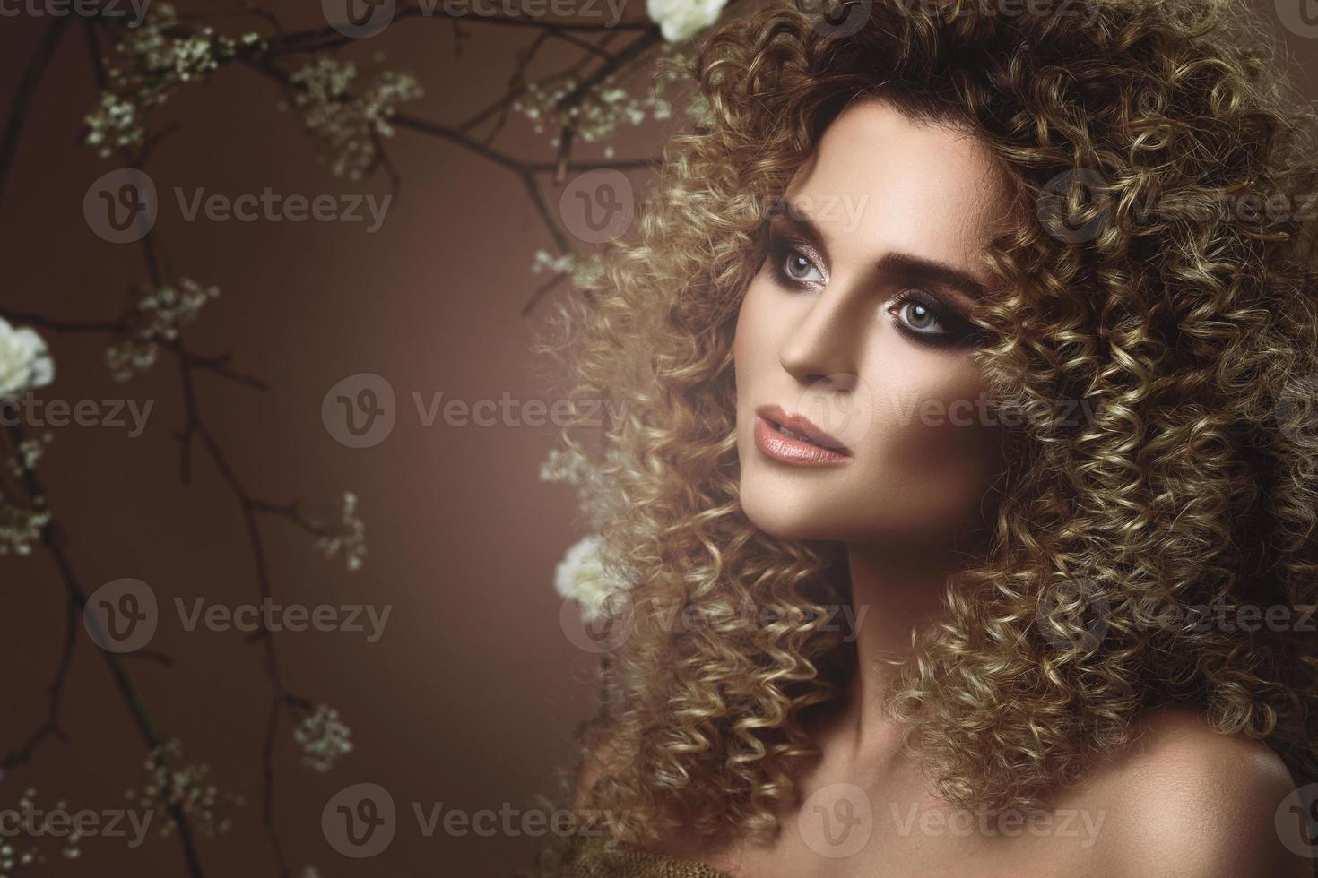 bello giovane donna con afro acconciatura e bellissimo trucco foto