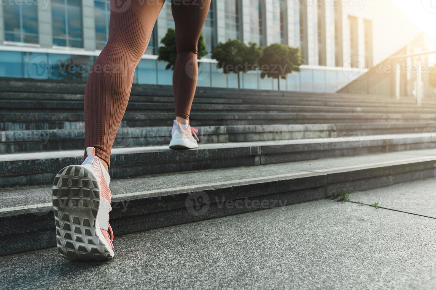 donna in esecuzione di sopra di un' scala durante jogging allenarsi foto