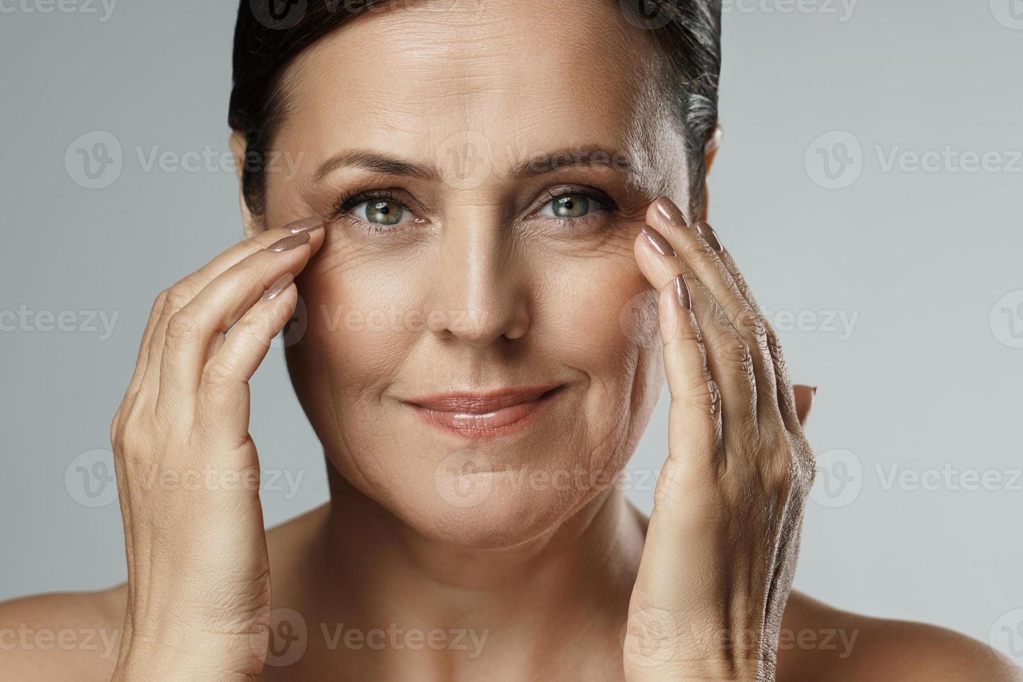 bellissimo mezzo anziano donna con pulito rugosa pelle foto