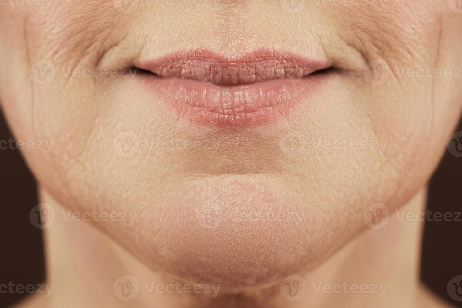anziano femmina labbra con espressione Linee foto