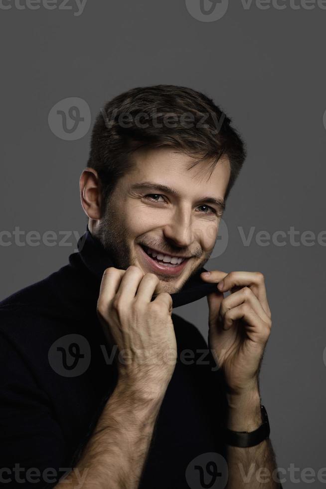 giovane bello uomo indossare un' polo collo foto