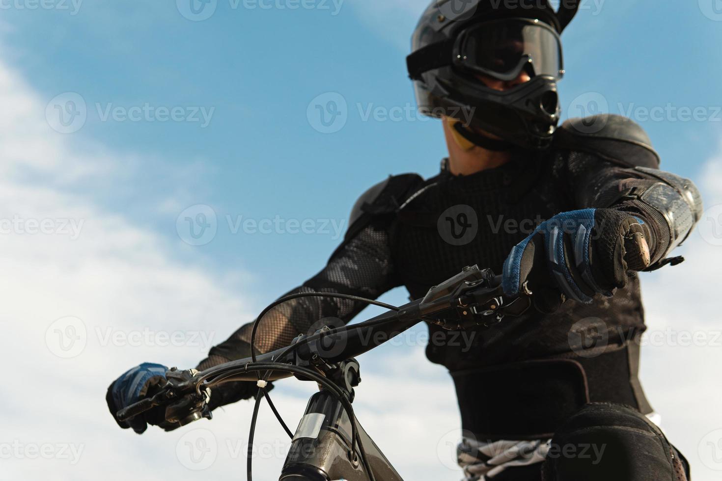 discesa ciclista completamente attrezzata con protettivo Ingranaggio equitazione il suo bicicletta foto