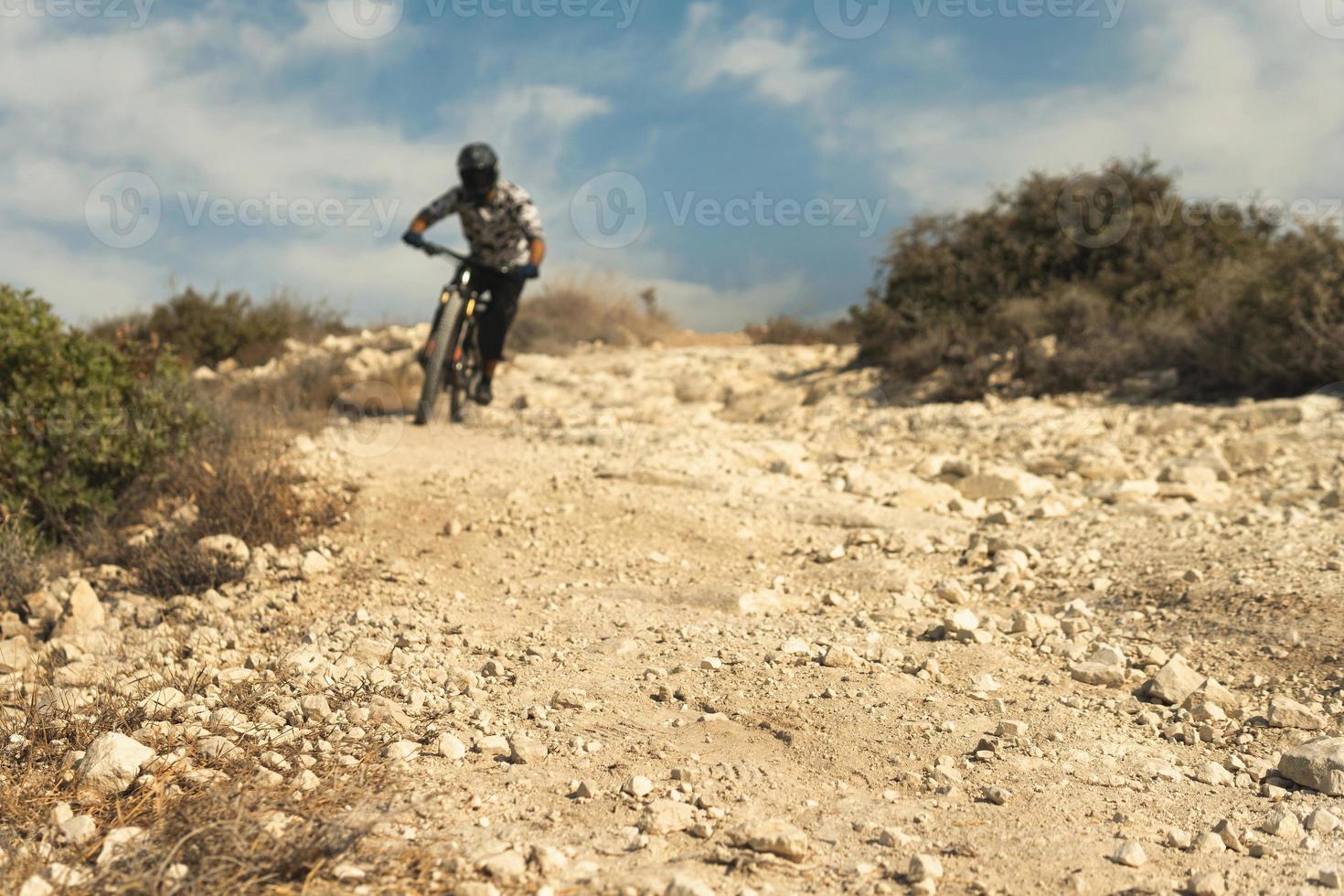 professionale bicicletta ciclista durante discesa cavalcata su il suo bicicletta foto