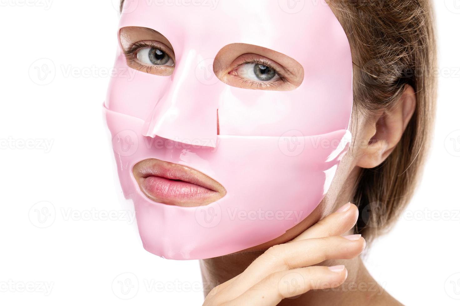 giovane bellissimo donna con gomma da cancellare facciale maschera su sua viso foto