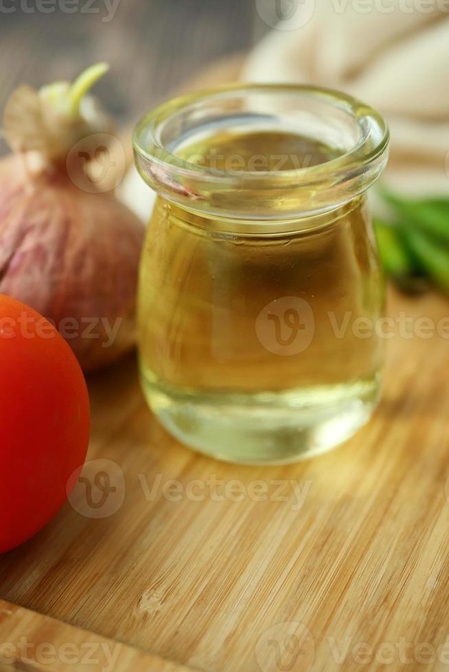 primo piano di aglio, pomodoro e olio d'oliva sul tavolo foto