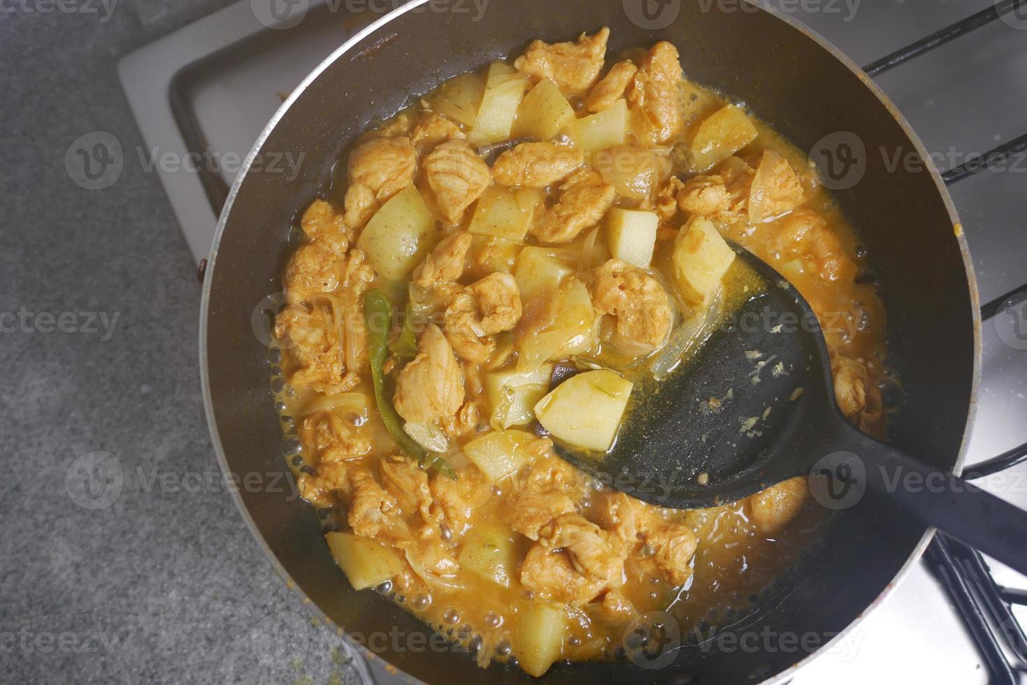 cucinando pollo curry nel un' cucinando padella foto