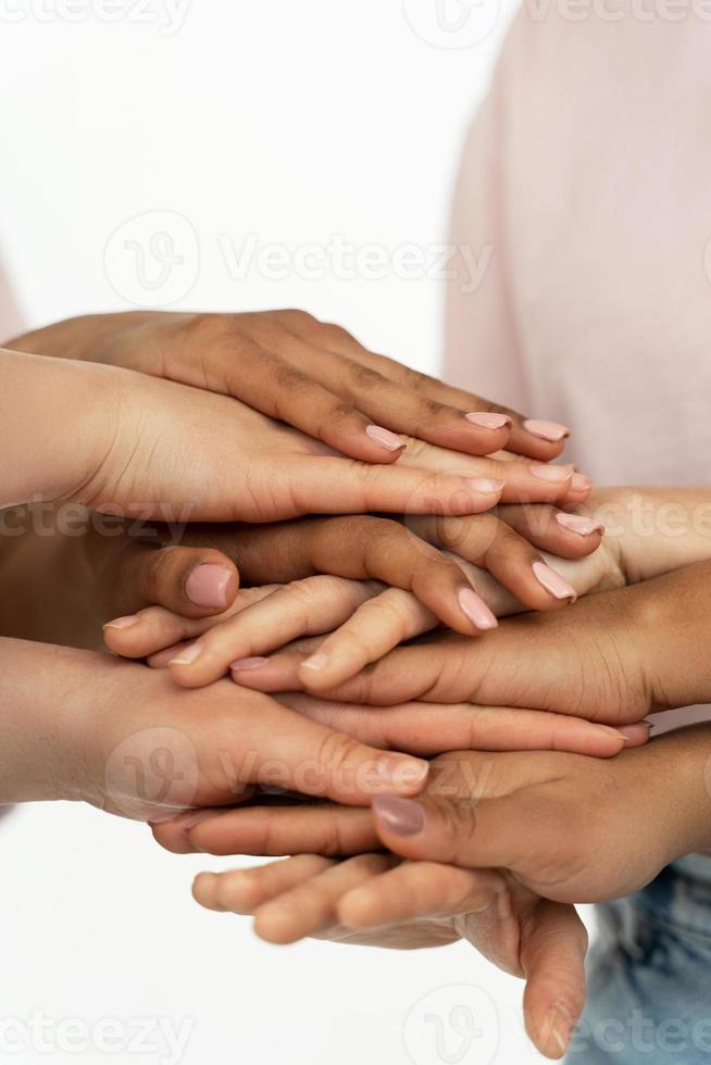 diverso etnia femmina mani. multiculturale diversità e amicizia. foto