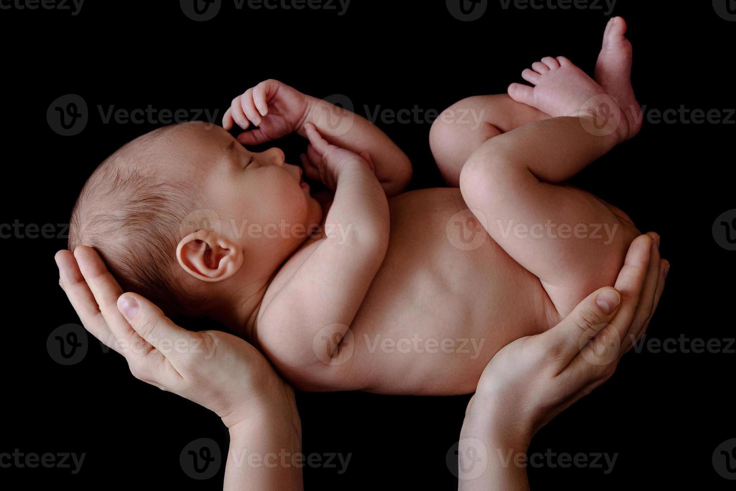 carino neonato bambino dire bugie nel il La madre di mani foto