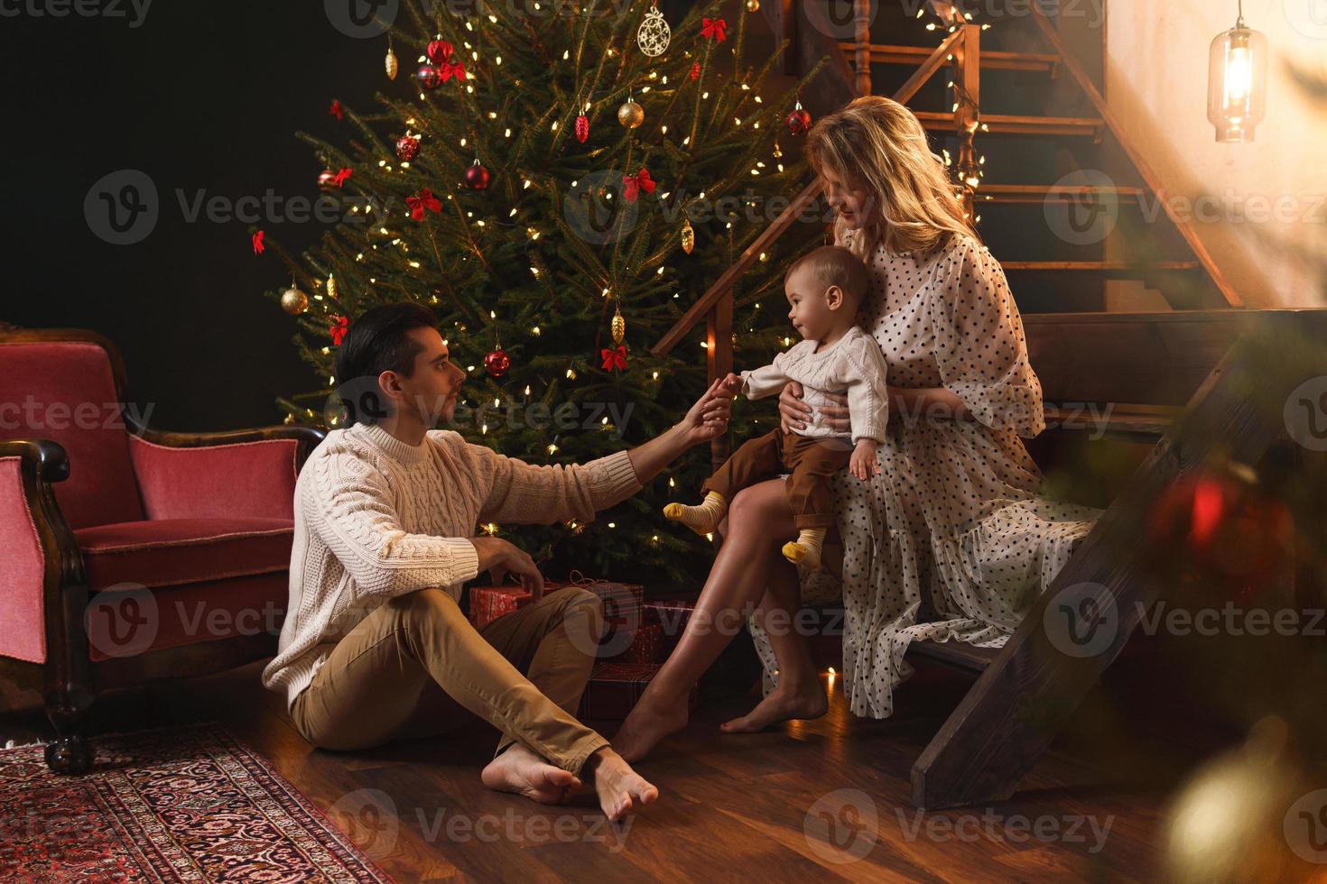 giovane contento famiglia siamo festeggiare Natale o nuovo anno. foto