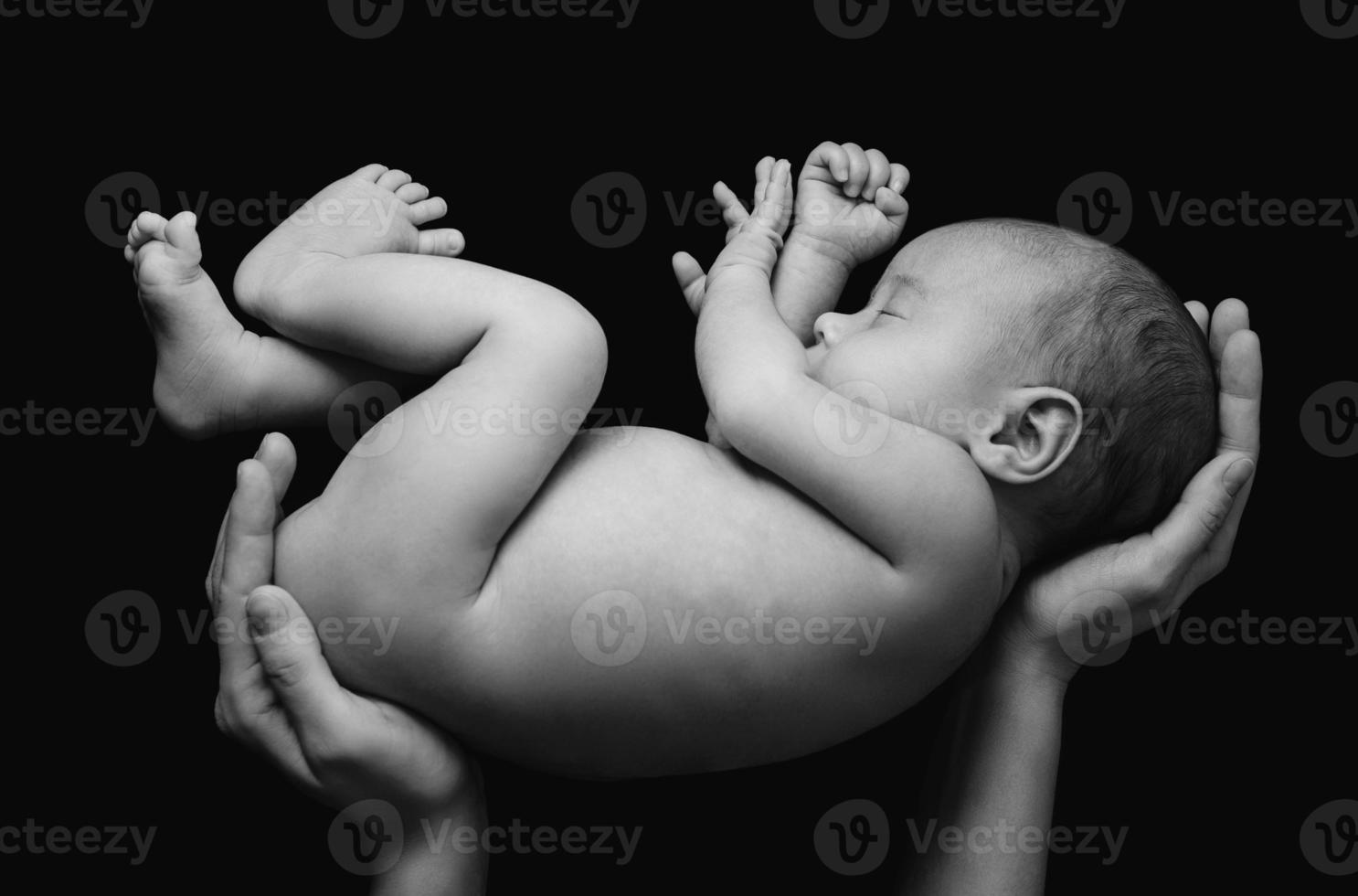 carino neonato bambino nel il La madre di mani foto
