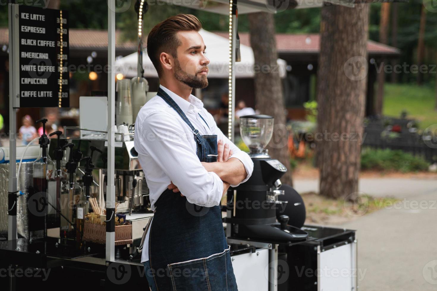 bello barista uomo durante opera nel il suo strada caffè negozio foto