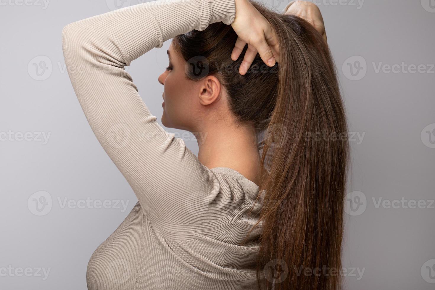 giovane donna mostrando sua salutare naturale capelli foto