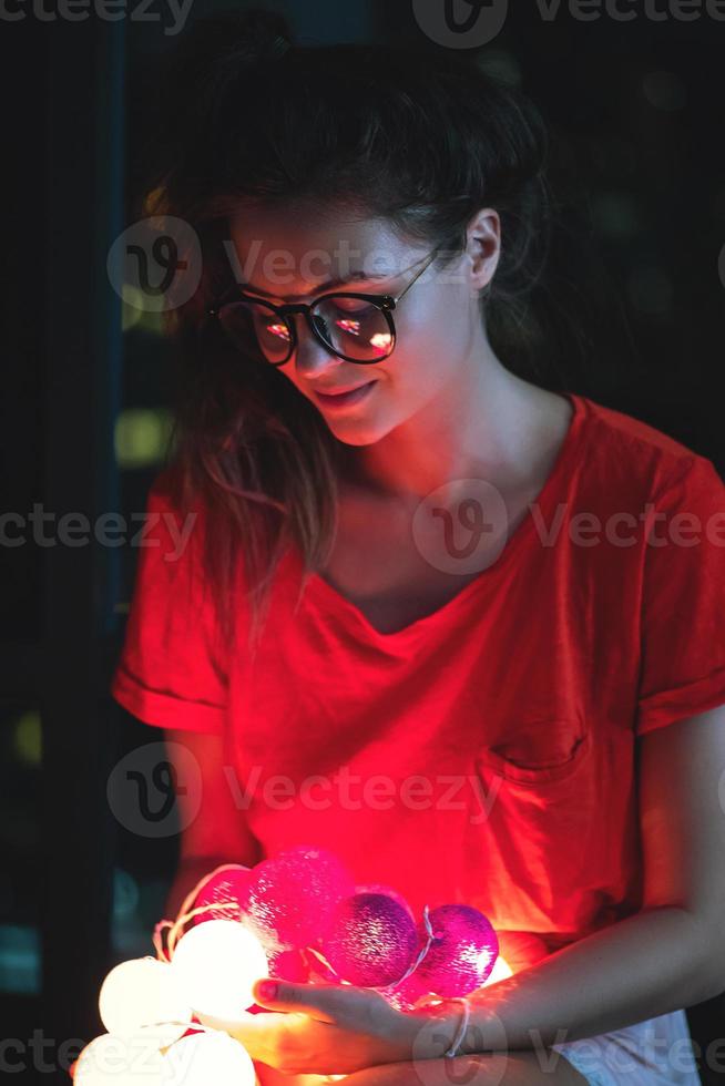 giovane donna con riflessione di raggiante leggero palle nel sua occhio bicchieri foto