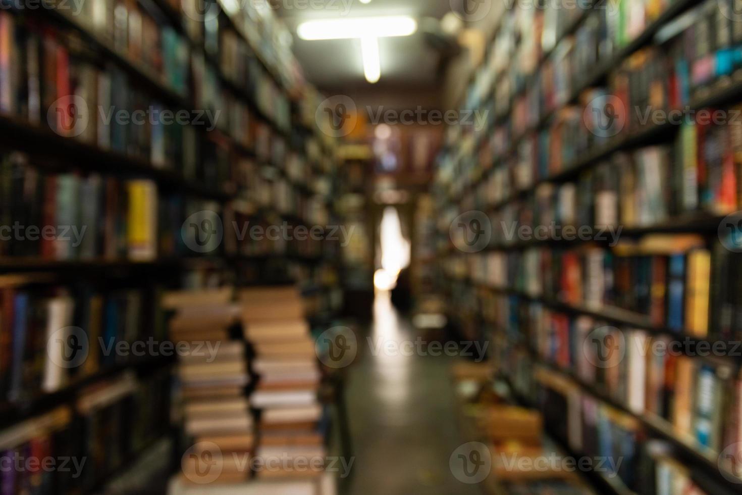 sfocato sfondo di libri nel il biblioteca foto
