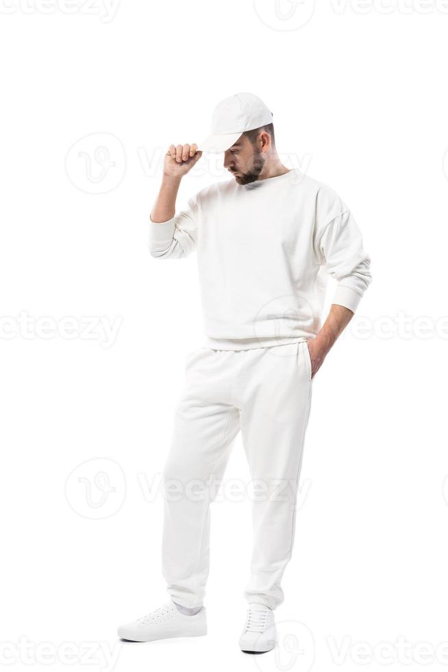 bello uomo indossare bianca Abiti su bianca sfondo foto