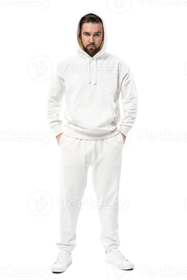 bello uomo indossare vuoto bianca felpa con cappuccio e pantaloni su bianca sfondo foto