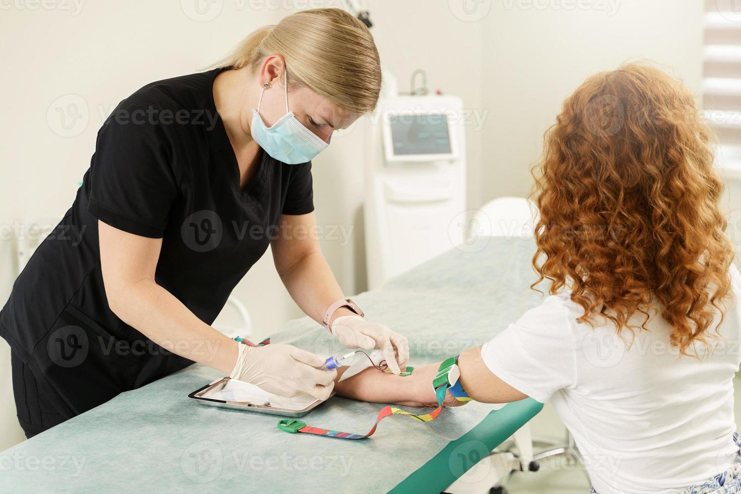 infermiera raccolta del paziente sangue campione per test o donazione foto