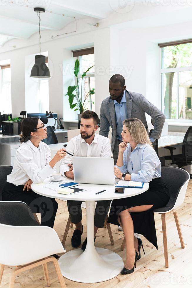 multietnico attività commerciale persone durante incontro nel moderno ufficio foto