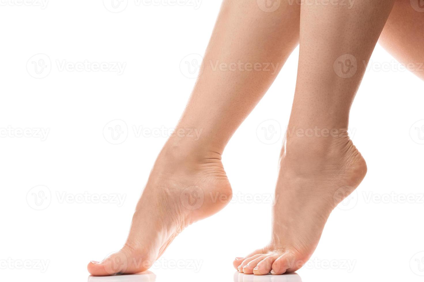 femmina piedi con liscio morbido pelle dopo capelli rimozione trattamento foto