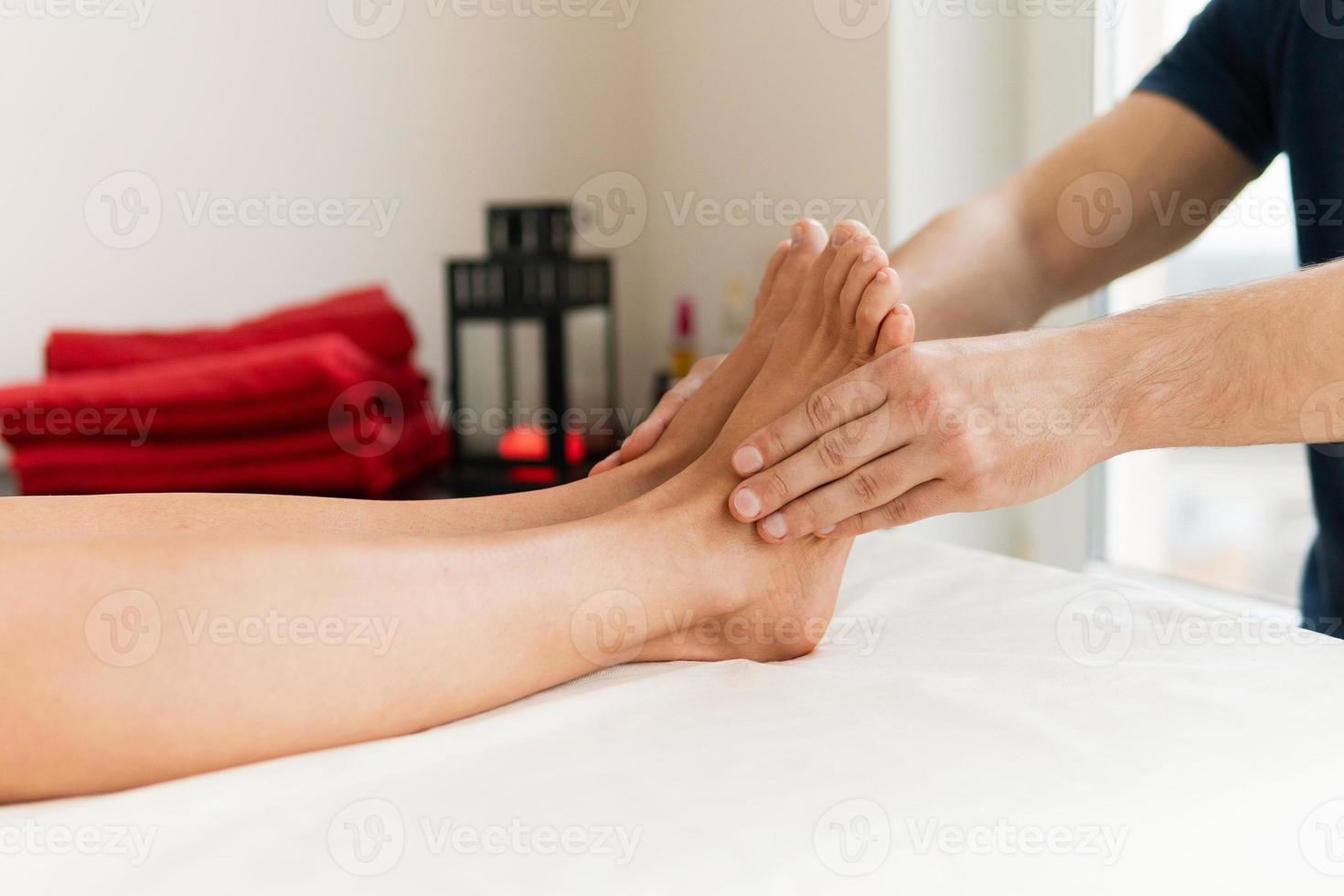 massaggiatore uomo durante femmina piede massaggio foto