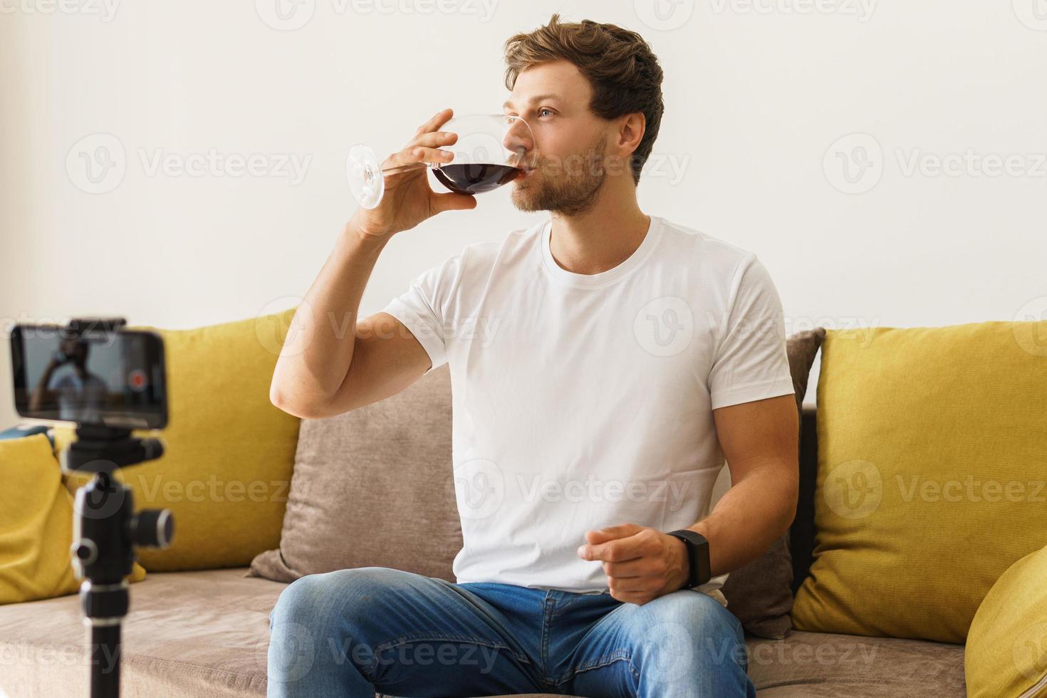 sommelier blogger su divano è degustazione rosso vino foto