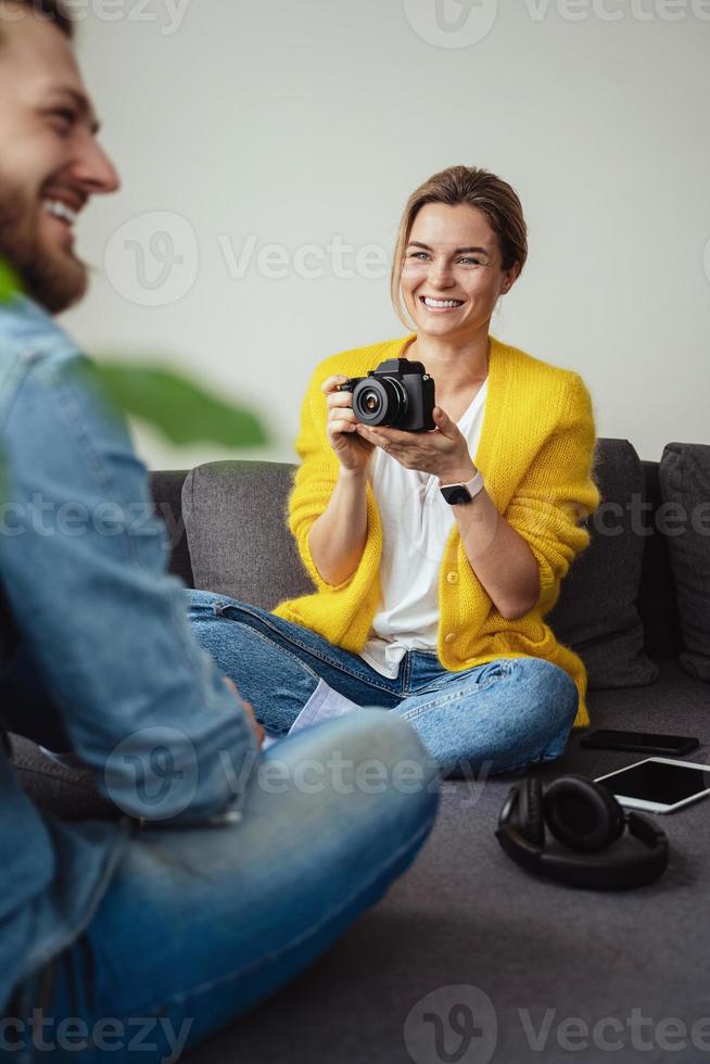 donna fotografo assunzione fotografie di sua fidanzato a casa