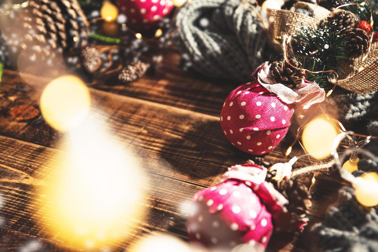 allegro Natale e contento nuovo anno. Natale composizione. i regali abete albero rami, palla rosso decorazioni su un' di legno sfondo con copia spazio per il tuo testo. Natale, inverno nuovo anno concetto. foto