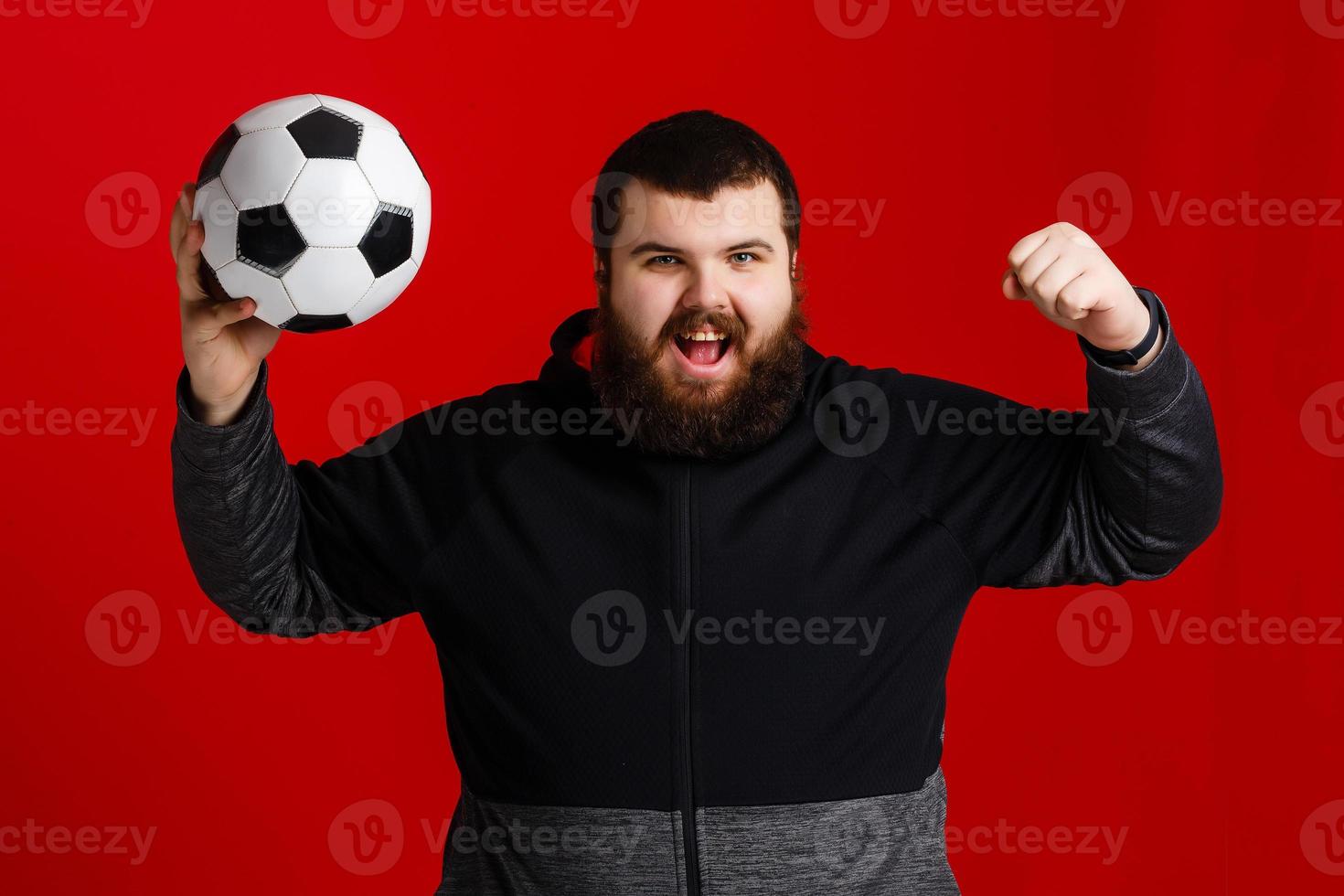 contento giovane uomo Tenere un' calcio palla foto