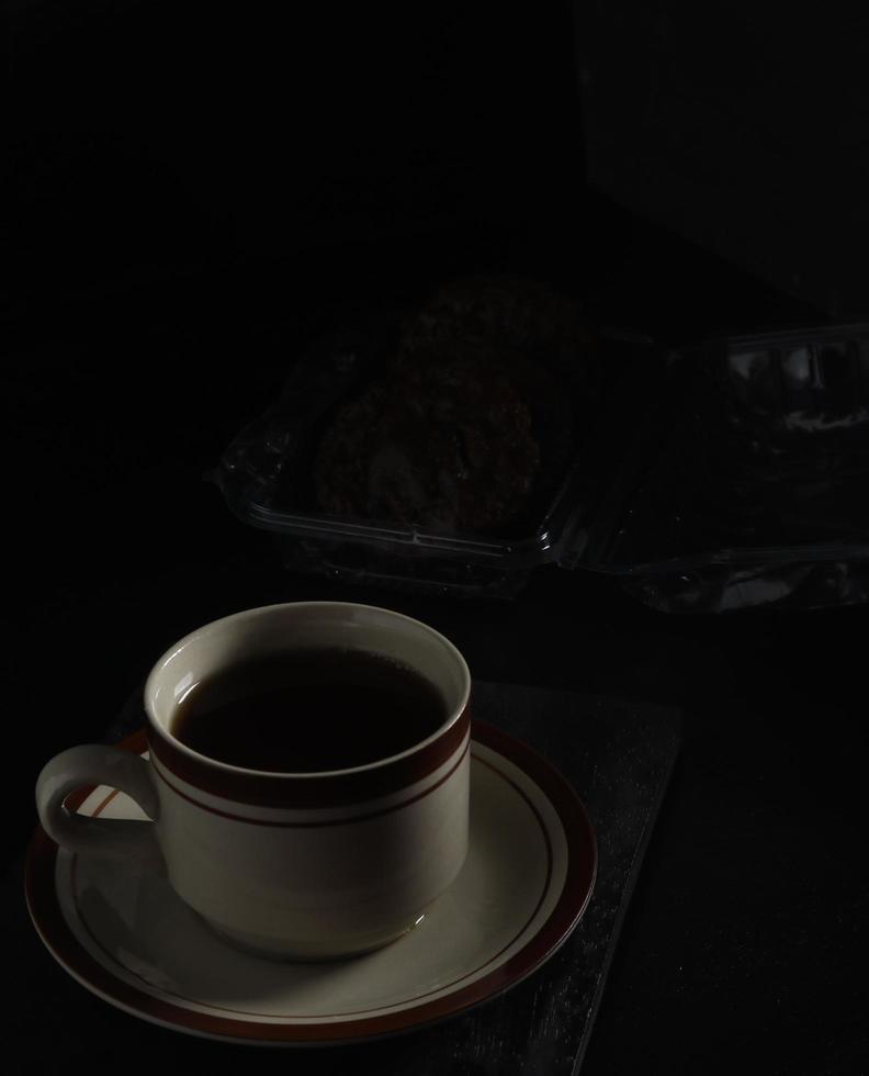 cucur torta e tè isolato su nero sfondo. indonesiano torta foto