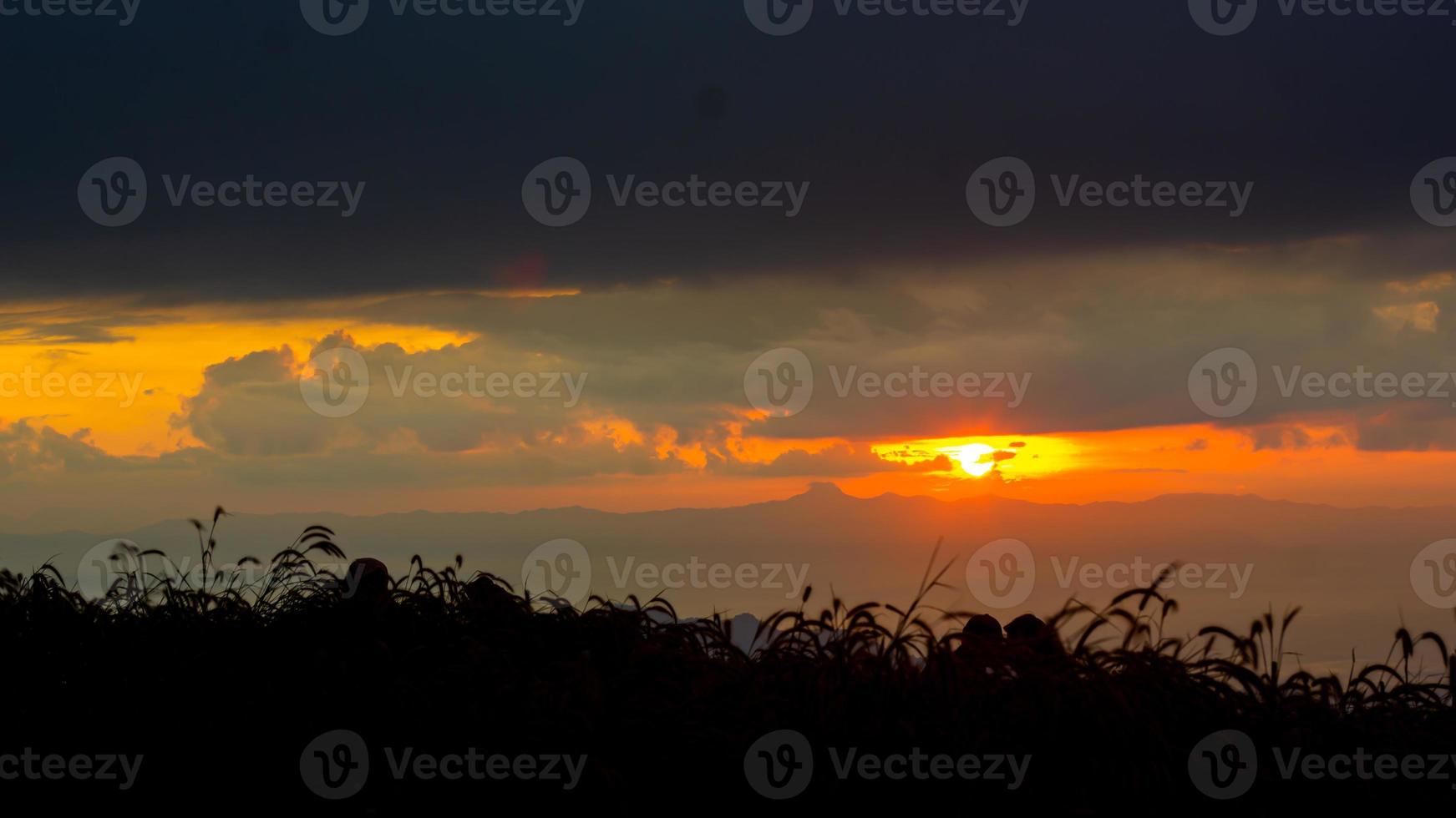 Alba nel il paesaggio di colline e prati. persone partire su il montagne per vedere il scenario, il sole, il alba, e il orizzonte sopra il terra foto